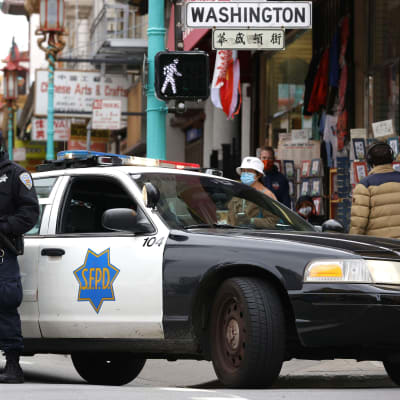 Polis bevakade Chinatown i San Francisco på onsdagen. I många motsvarande stadsdelar runt om i USA har säkerheten trappats upp efter dåden i Atlanta. 
