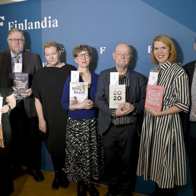 Ritva Kylli , Markku Henriksson, Kristiina Markkanen och Leena Virtanen, Osmo Soininvaara, Julia Thuren samt Osmo Tapio Räihälä håller i sina respektive böcker som nominerats till Fack-Finlandia.