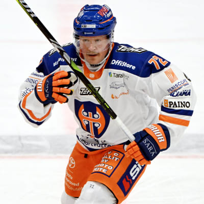 Petri Kontiola spelar ishockey.