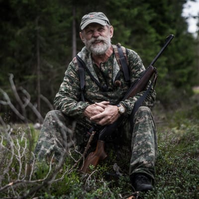 Viktor Iljin poseeraa.
