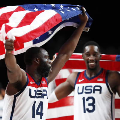 Amerikansk basketspelare bär USA:s flagga på sina armar.