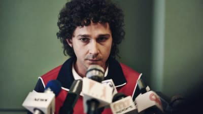 Sammanbiten John McEnroe under presskonferens inför matchen med stort M.