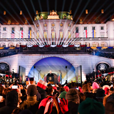 USA:s president Joe Biden håller tal i Warszawa med publik i förgrunden.