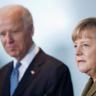 Angela Merkel i förgrunden, Joe Biden i bakgrunden.