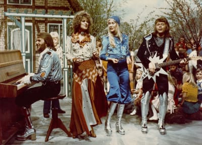 ABBA på tv 1977 i platåskor.