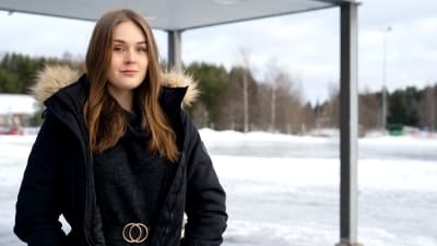 Eleven Ronja Palosmaa står utomhus. Hon är vit, har långt brunt hår, blåa ögon och är klädd i svart.