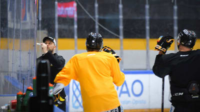 Mikko Manner ger anvisningar till Kärpäts spelare under träning, januari 2020.
