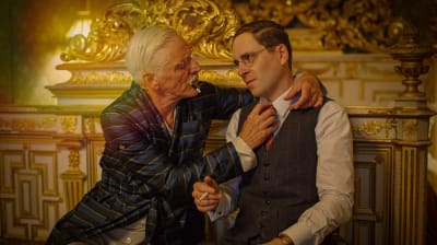 en äldre man knyter en yngre mans slips.