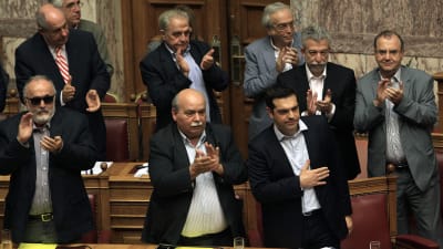 Grekiska parlamentet röstade ja för en folkomröstning om lånevillkoren.
