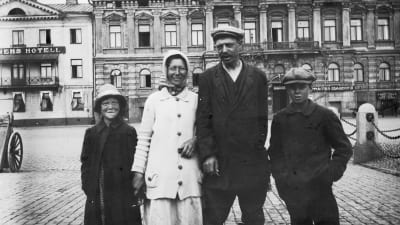 Frigiven röd fånge tillsammans med sin familj på Salutorget i Helsingfors 1918.