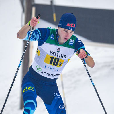 Remi LIndholm hiihtokisassa 2021.