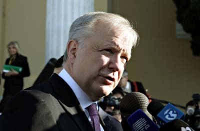 Olli Rehn median haastateltavana Kreikan Ateenassa 1. huhtikuuta 2014.