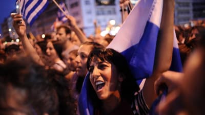 Demonstranter på Sygmatorget utanför parlamentet i Aten.