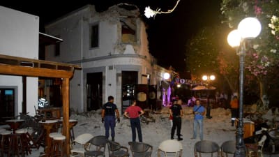 Förödelse utanför ett kafé på Kos efter jordbävningen.