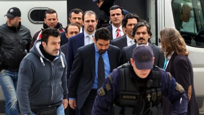 De åtta avhoppade turkiska officderarna ledsagas av polis utanför högsta domstolen i Aten 26.1.2017