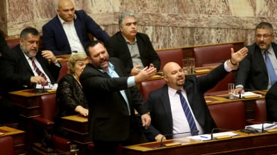 Gyllene grynings ledamöter Yannis Lagos och Ilias Panagiotaros under en debatt i det grekiska parlamentet.