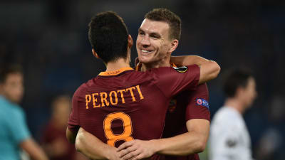 AS Romas Edin Dzeko och Diego Perotti kramar om varandra.