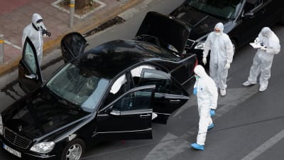 Poliser undersöker den bil där bomben hittades