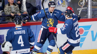 Veli-Matti Savinainen och Pekka Jormakka firar mål
