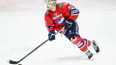 Juhamatti Aaltonen med pucken.