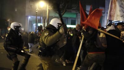 Kravallpoliser drabbade samman med tusentals demonstranter som protesterade mot president Barack Obama i centrum av Aten