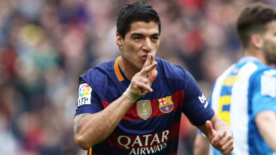 Luis Suarez med ett finger framför munnen.