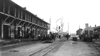 Lastningsbryggan med järnvägsspår i Valkom