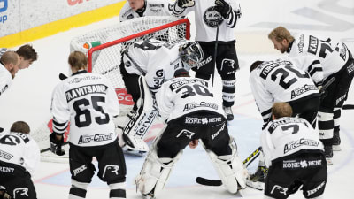 Oskari Setänen omringad av TPS-spelare, hösten 2016.