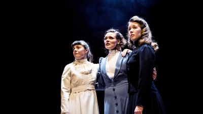 Återanvändning: Susanne Marins, Tove Qvickström och Tinja Sabel i pjäsen "Tre systrar och en berättelse" - i klänningar från Tjechovs pjäs "Tre systrar", som också spelats på Wasa Teater.