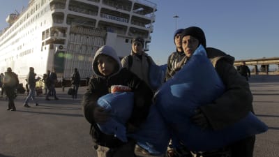 Flyktingar anländer till hamnen i Pireus nära Aten den 14 januari 2016.