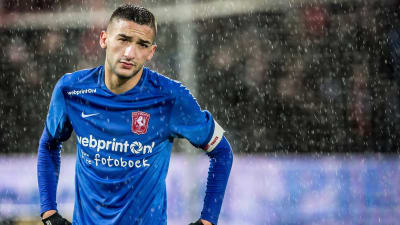 Det regnar på Hakim Ziyech.