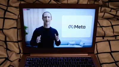 Metas vd Mark Zuckerberg syns på en datorskärm.