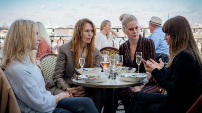 Skådespelarna Sofia Helin, Julia Dufvenius, Anja Lundqvist och Elin Klinga sitter på en uteservering i tv-serien "Lust"