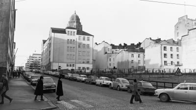 Katunäkymä Helsingin Kalliosta Neljänneltä linjalta vuonna 1972, kuvassa oikealla puolella Viidennen linjan sisäpihaa, kallion kansakoulun oppilaita välitunnilla.