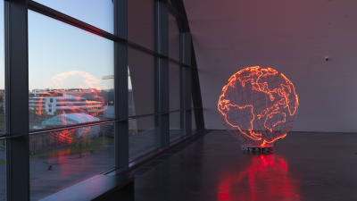 Hot Spot, 2013, rostfritt stål, neonrör. Mona Hatoum världsbild är i lågor och hon skildrar vår glob som en fängelselik cell.