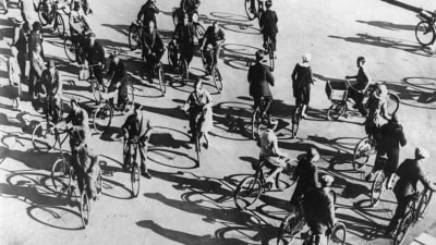 Tiotals cyklister trängs i en korsning i Köpenhamn på 30-talet.