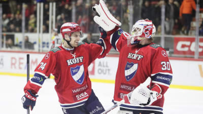 HIFK:n Julius Nättinen ja Roope Taponen juhlivat voittoa ottelussa HIFK–Ilves Helsingissä 5. tammikuuta 2023. 