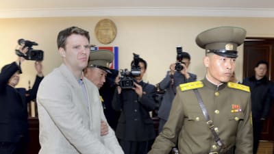 Otto Warmbier (till vänster) i smaband med rättegången i Pyongyang den 16 mars 2016.