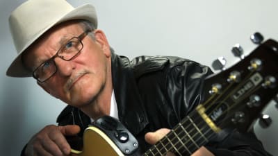 Hans Martin med en akustisk gitarr. 