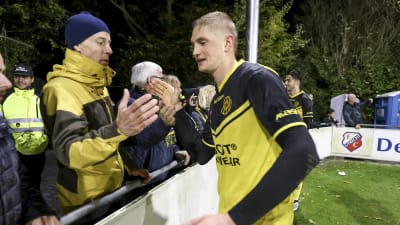 Richard Jensen tackar supportrar efter en match.