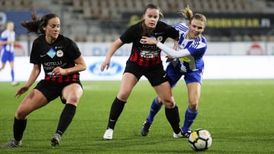 PK-35-spelarna Elina Salmi och Ashley Riefner i farten mot HJK:s Vilma Hakala.