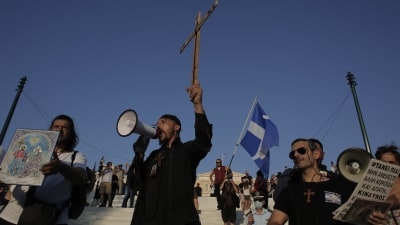 Vaccinskeptiker deltog i en demonstration utanför parlamentsbyggnaden i centrala Aten på onsdagen. 