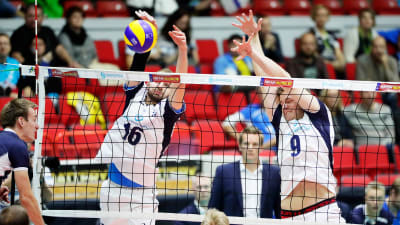 Olli-Pekka Ojansivu och Tommi Siirilä blockerar bollen