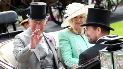 Prins Charles och hans Camilla på väg till Ascot på hästkapplöpningar senaste sommar.