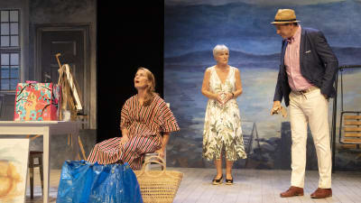 Skådespelarna Jonna Järnefelt, Laila Björkstam och Joachim Wigelius i Lilla Teaterns föreställning Äktenskapsgrejen. 