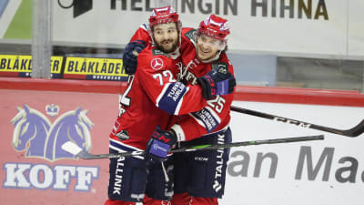 Emil Bemström och Alex Broadhurst firar mål.