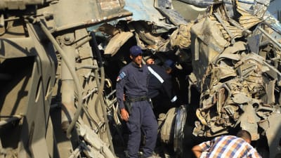 Säkerhetspersonal undersöker de kraschade tågen i Alexandria, Egypten den 11 augusti 2017.