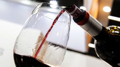 Bordeauxvin hälls i glas under en vinmässa i Bordeaux i Frankrike.