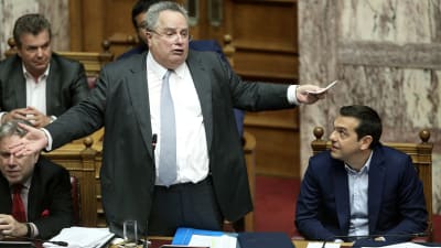 Utrikesminister Nikos Kotzias  och premiärminister Alexis Tsipras  i parlamentet i juni under en debatt om namnfrågan