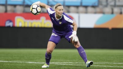 Paula Myllyoja håller på att rulla ut en boll.
